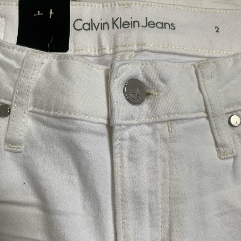 NWT Calvin Klein White Shorts with Smudges - Picture 4 of 13